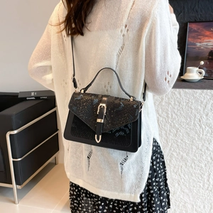 Sac à bandoulière chic pour femme avec texture peau de serpent et boucles dorées
