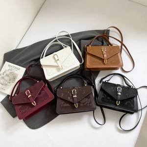 Sacs à bandoulière chics en simili cuir texturé en cinq couleurs avec fermoir métal
