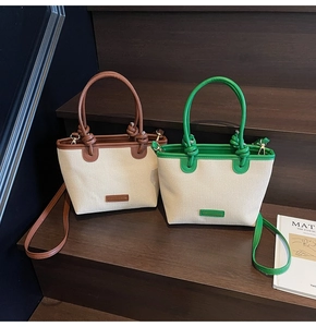 Détail de sacs à main en toile bicolore avec poignées en cuir et détails de nœuds