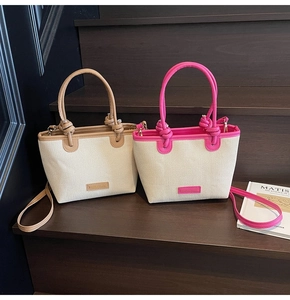 Détail du sac seau en toile contrastée avec poignées en cuir et finitions nouées