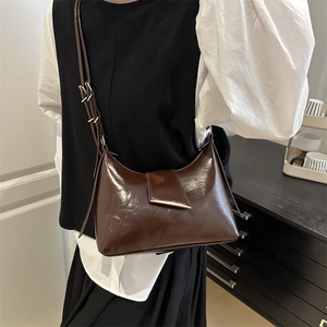 Sac sous le bras rétro français marron foncé brillant avec texture plissée et sangle
