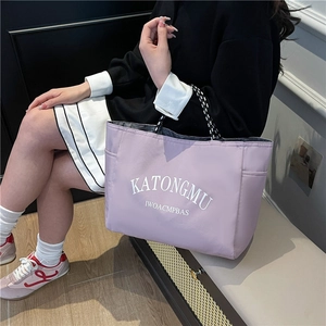 Light purple tote bag with white lettering and rope handles for daily commuting