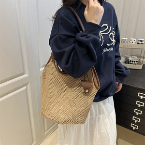 Grand sac cabas en paille avec garniture et poignées en cuir pour vacances à la plage