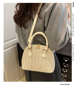 Detalle del bolso bandolera tejido en forma de concha con textura en V y cremalleras