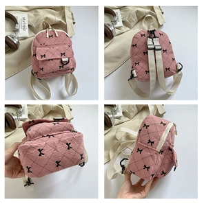 Mini-Rucksack aus rosa Cord mit Steppstruktur und schwarzen Schleifen-Details