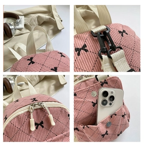 Detailansichten des rosa Cord-Rucksacks mit Rautensteppung und schwarzem Schleifenmuster