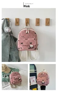 Detailansicht des rosa Cord-Mini-Rucksacks mit schwarzem Schleifenmuster und Steppnaht