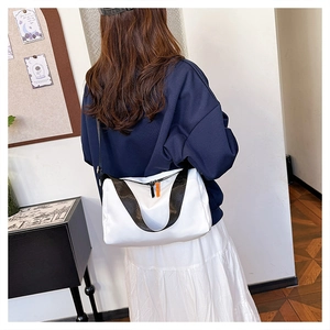 Vue arrière du sac bandoulière en nylon blanc avec sangle noire et détails orange