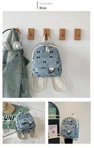 Detailaufnahme des hellblauen Cord-Rucksacks mit Schleifenmuster und Tasche