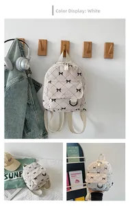 Detailansichten eines Mini-Cord-Rucksacks in Creme mit Schleifenmuster und Reißverschluss