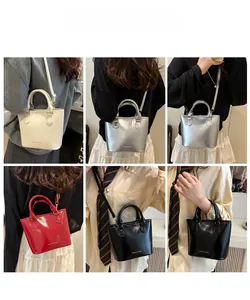 Collage de sacs cabas tendance en plusieurs coloris portés en bandoulière et à la main