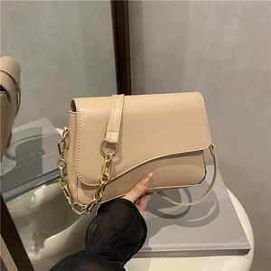 Borsa a tracolla beige minimalista con patta asimmetrica e catena dorata da donna