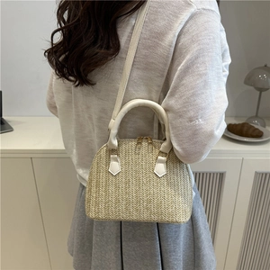 Bolso de paja minimalista con asas de cuero sintético blanco y correa bandolera