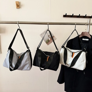 Sac bandoulière minimaliste en oxford avec sangle large et détail de zip orange