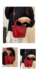 Détail du sac cabas rouge brillant avec lettrage doré et poignée pour femme