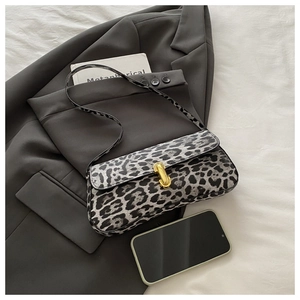 Detaillierte Makroansicht der Leoparden-Handtasche mit poliertem goldenem Metallschloss