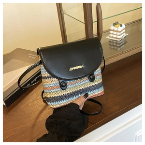 Détail du sac à bandoulière tissé à rayures arc-en-ciel avec rabat en cuir et logo doré