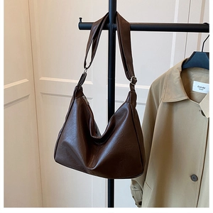 Détail du sac fourre-tout vintage en cuir PU marron foncé avec bandoulière réglable
