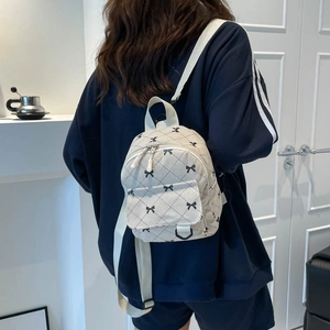 Schicker Mini-Rucksack aus Cord in Creme mit Schleifenstickerei und Steppmuster für Damen
