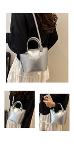 Détails du sac seau argenté métallisé avec poignée fixe et bandoulière réglable