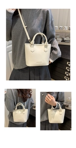 Détails d'un sac seau blanc avec texture cuir fin et logo imprimé Fashion & Bags stylé