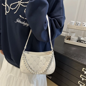 Sac hobo matelassé blanc crème avec perles et double chaîne argentée style chic