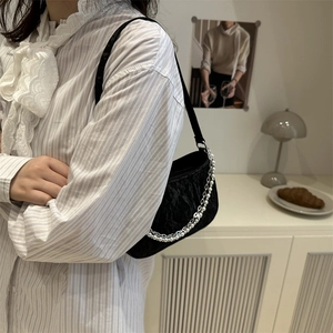 Sac sous le bras en velours noir avec chaînes argentées et perles pour femme