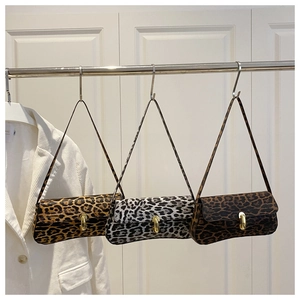 Detailansicht der Schultertaschen mit Leopardenmuster und schicken goldenen Metallschlüssen