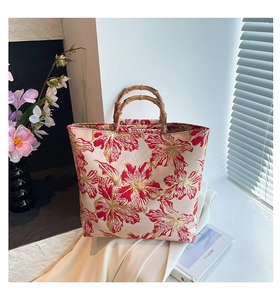Détail du sac cabas vintage avec anses en bambou et tissu jacquard à fleurs rouges