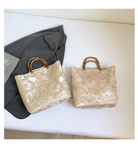 Détail de sacs cabas en jacquard floral avec poignées en bambou de style vintage chinois