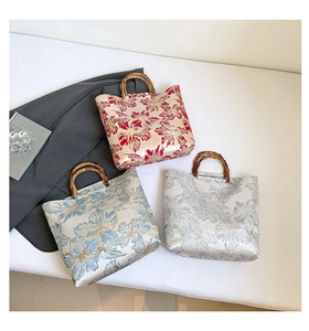 Détails de cabas brodés de style chinois avec poignées en bambou en trois couleurs