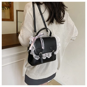 Vue détaillée du dos d'un sac bandoulière noir style Lolita avec dentelle et nœuds