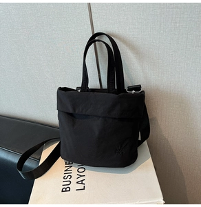 Détail du sac seau RAH TOP en nylon noir avec logo embossé et anses rondes