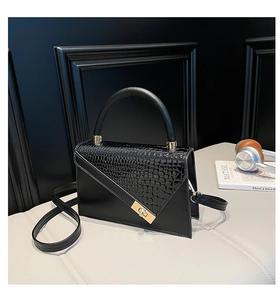 Detailansicht der schwarzen PU-Leder Handtasche mit Krokodilprägung und Goldschloss