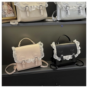 Vue détaillée du sac à dos Lolita en cuir PU avec bordure dentelle et boucles nœud