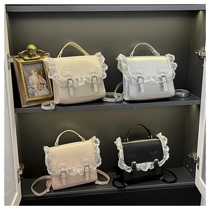 Détail de sacs à main élégants avec bordure en dentelle et nœuds en quatre couleurs