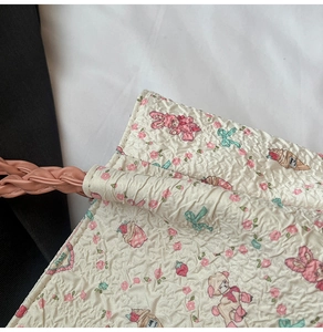 Détail du sac cabas matelassé avec motifs animaux mignons et anse tissée rose