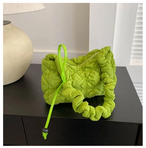 Détail du sac nuage matelassé vert néon avec poignée froncée et texture en nylon bouffant