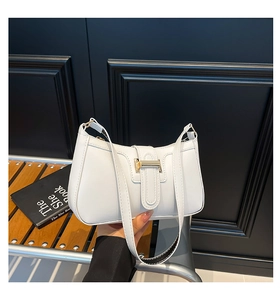 Détail de sac à main blanc en cuir PU avec boucle en métal doré et texture fine