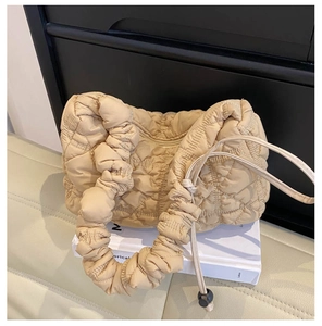 Vue détaillée du sac nuage froncé beige avec motif matelassé et texture en nylon