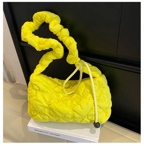 Détail du sac nuage matelassé jaune vif avec anse froncée et cordon de serrage