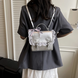 Mini sac à dos argenté en similicuir avec dentelle et détails nœuds sur modèle