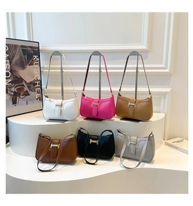 Détail du sac sous l'aisselle en plusieurs couleurs avec boucle en métal doré H