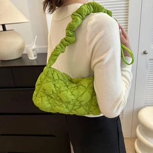 Sac nuage matelassé vert vif avec bandoulière à volants pour femme élégante
