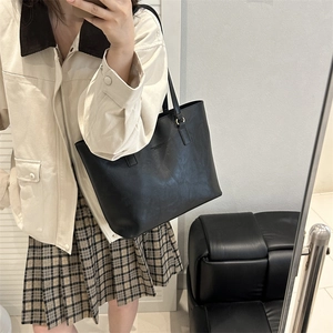 Grande borsa tote minimalista in pelle nera con trama fine per il pendolarismo donna