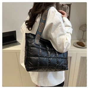 Dettaglio della borsa shopper trapuntata nera con tracolla ricamata in stile etnico