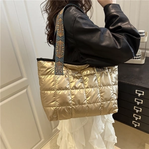 Elegante borsa tote trapuntata dorata con tracolla etnica colorata per la moda autunnale