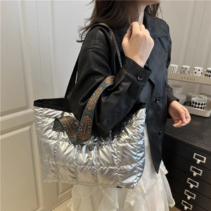 Borsa tote trapuntata argento con tracolla jacquard e finitura metallizzata moda