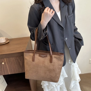 Grand sac cabas marron en daim pour femme au design minimaliste et spacieux