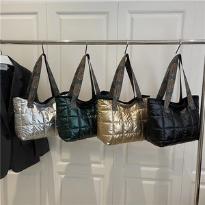 Borse tote trapuntate in argento, verde e nero con tracolla jacquard in stile etnico